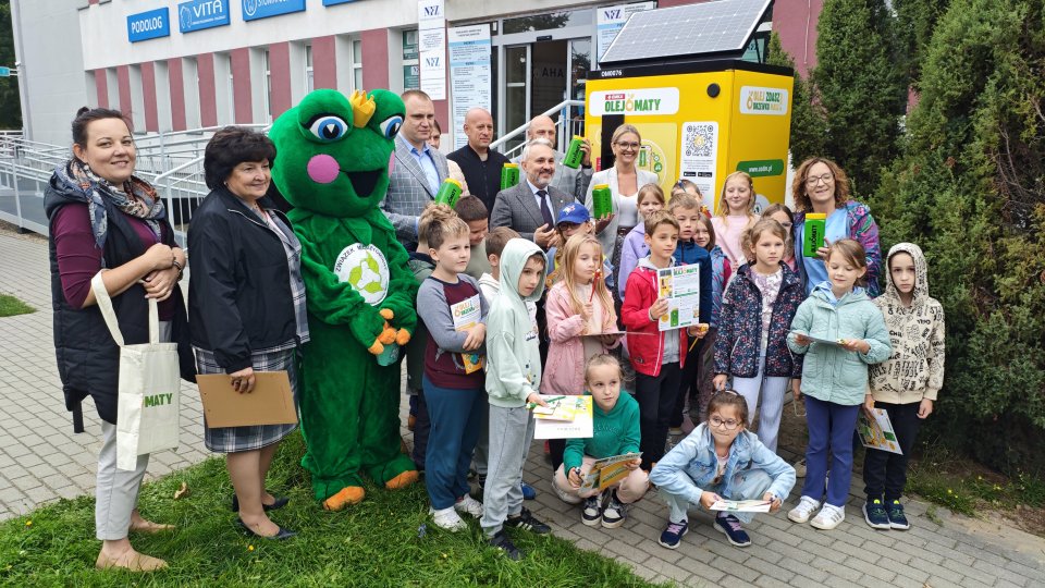 Mieszkańcy gminy podczas akcji edukacyjnej przy olejomacie